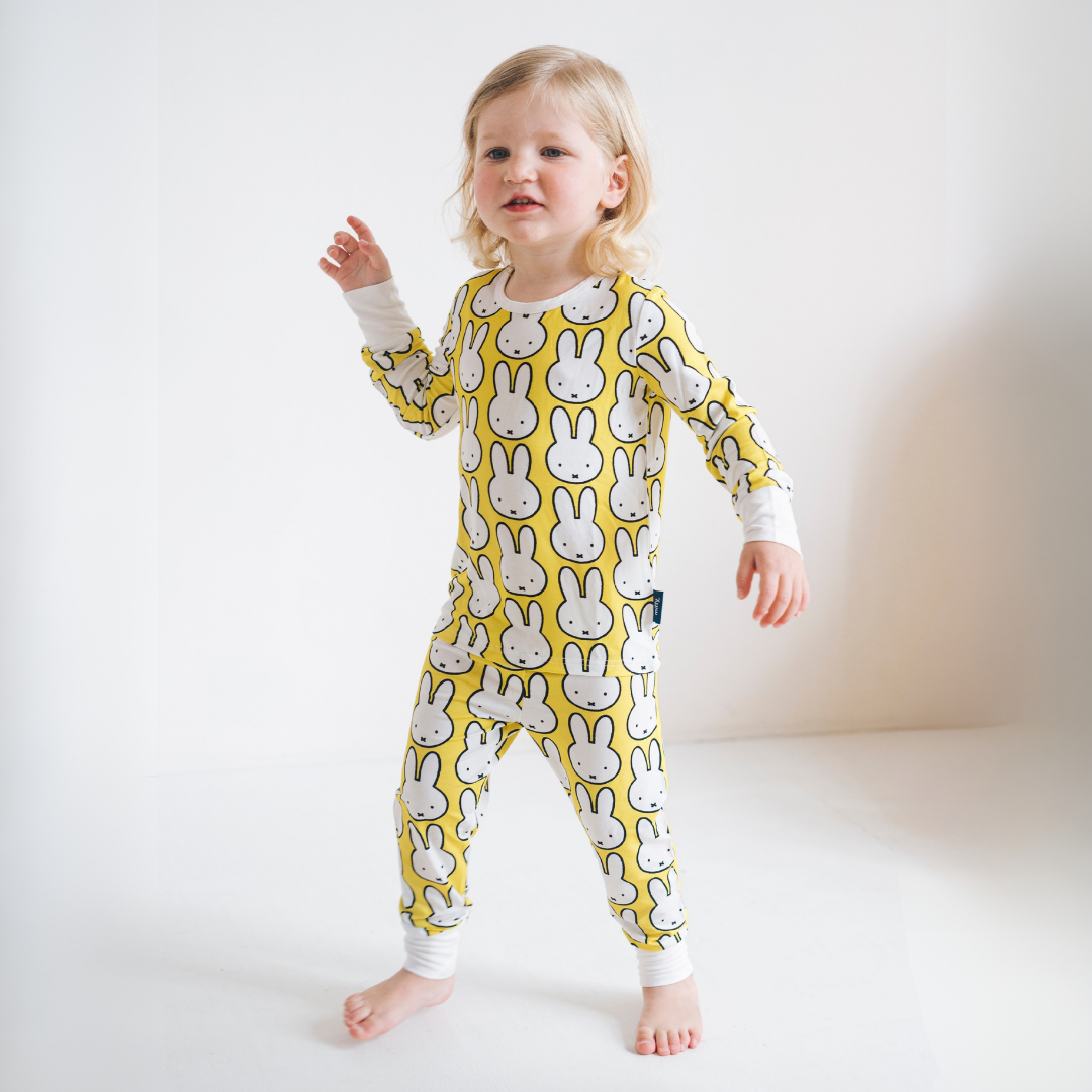 Bambino che indossa il completo pigiama in bambù per bambini Miffy Hello Yellow