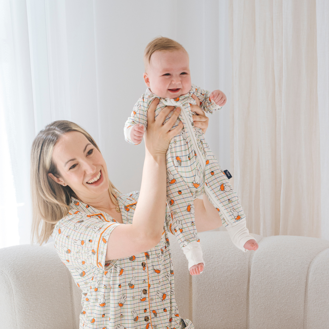 Baby im ZIPSTER x Miffy Baby-Strampler „Checkered Bloom“ aus Bambus
