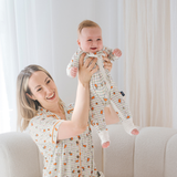 Baby im ZIPSTER x Miffy Baby-Strampler „Checkered Bloom“ aus Bambus