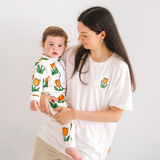 Mujer con la camiseta blanca de lactancia Miffy, con un tulipán bordado y cremalleras para la lactancia