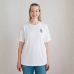 Mujer con la camiseta blanca de lactancia Miffy, con un tulipán bordado y cremalleras para la lactancia