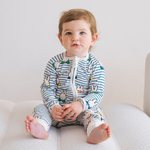 Bébé porté dans le ZIPSTER x Miffy Grenouillère en bambou « Peek-a-Boo Blue »