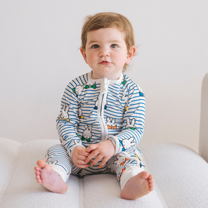 Dziecko w nosidełku o wymiarach ZIPSTER x Miffy niebieski bambusowy kombinezon dla niemowląt „Peek-a-Boo Blue”