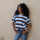 Camiseta de lactancia oversize azul y marrón