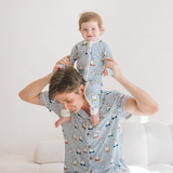 Bébé porté dans le ZIPSTER x Miffy Grenouillère en bambou « Peek-a-Boo Blue »
