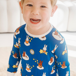 Bambino che indossa il completo pigiama in bambù “Starry Sleep” della linea Miffy per bambini