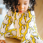 Dziecko ubrane w bambusowy kombinezon „Hello Yellow” w rozmiarze ZIPSTER x Miffy