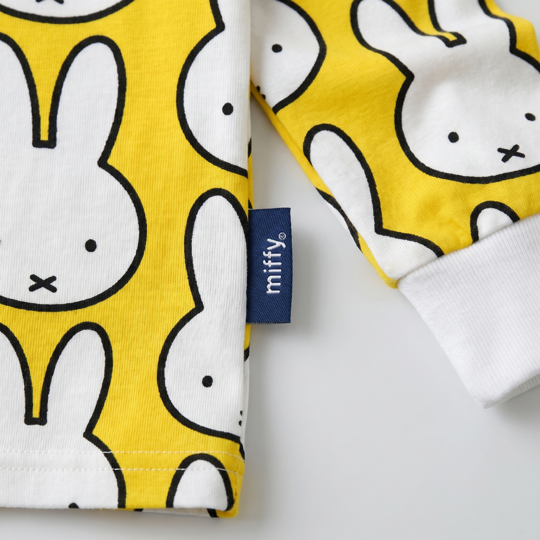 Etichetta tessuta Miffy x Zipster sulla linea per bambini Miffy "Hello Yellow" in bambù