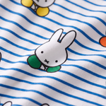 Gros plan sur le tissu en bambou tout doux du ZIPSTER x Miffy gigotine en bambou « Peek-a-Boo Blue »