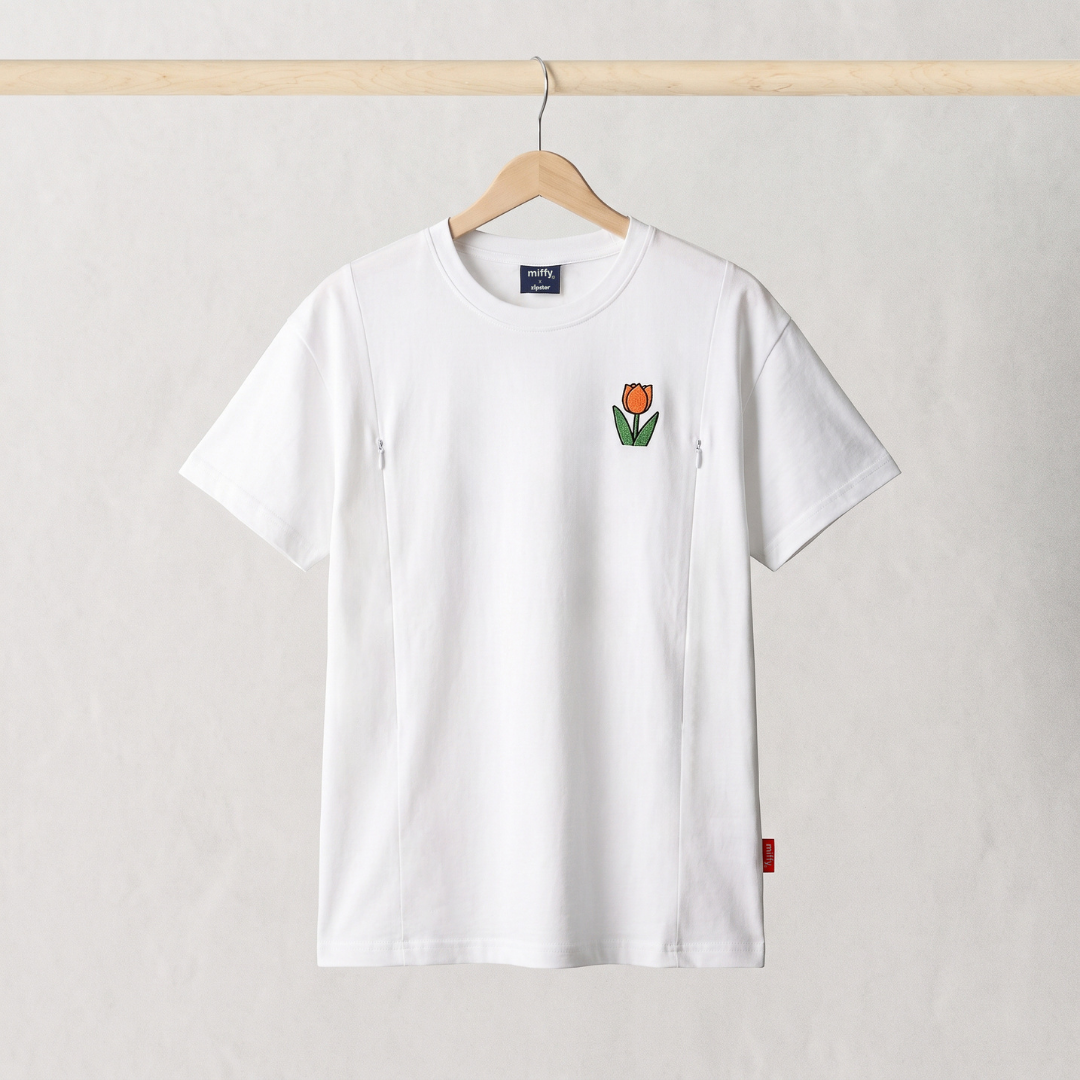 Miffy Camiseta blanca de lactancia con un tulipán bordado y cremalleras de lactancia, vista frontal