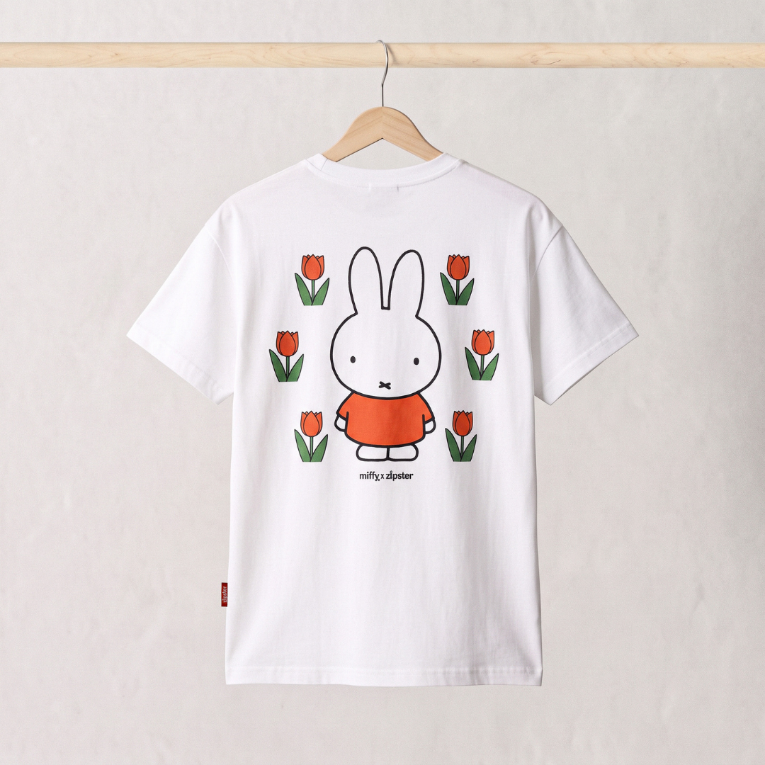 Vista trasera de la Miffy camiseta blanca para dar el pecho, con un gran estampado de Miffy entre tulipanes