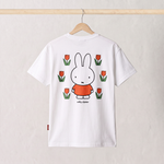 Vista trasera de la Miffy camiseta blanca para dar el pecho, con un gran estampado de Miffy entre tulipanes