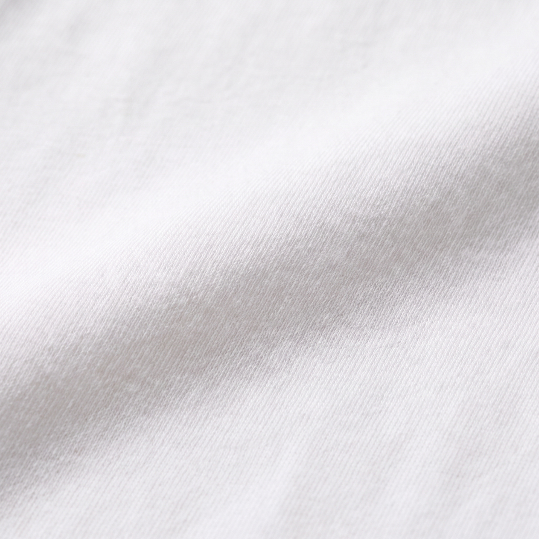 Primer plano del suave tejido de bambú de la camiseta blanca de lactancia Miffy