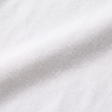 Primer plano del suave tejido de bambú de la camiseta blanca de lactancia Miffy