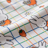 Nahaufnahme des weichen Bambusstoffs des ZIPSTER x Miffy „Checkered Bloom“-Bambus-Strampler