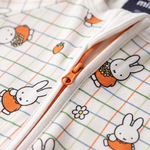 Reißverschluss in beide Richtungen am ZIPSTER x Miffy Bambus-Strampler „Checkered Bloom“