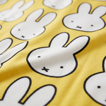 Zbliżenie na miękką bambusową tkaninę o wymiarach ZIPSTER x Miffy bambusowego kombinezonu dla niemowląt Hello Yellow