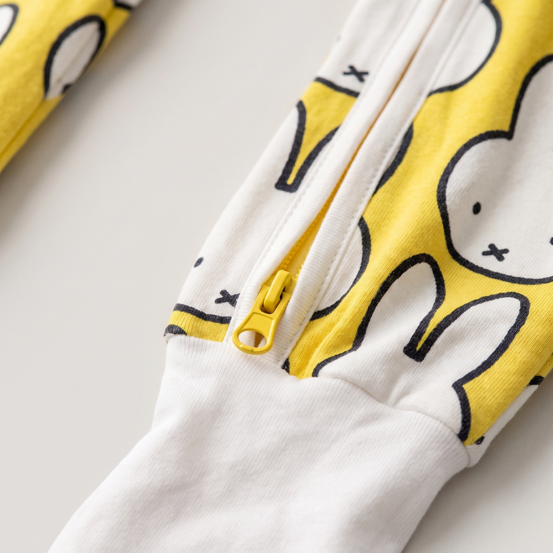 Dwukierunkowy zamek błyskawiczny na ZIPSTER x Miffy Kombinezon dla niemowląt Hello Yellow z bambusa